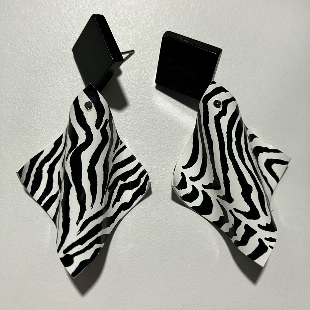 Vintage 1980’s wavy zebra pattern acrylic geometric stud earrings.